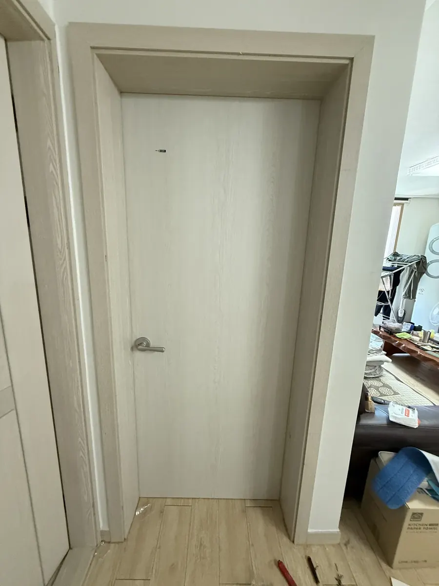 방문 교체 공사 — 교체를 마친 안방문