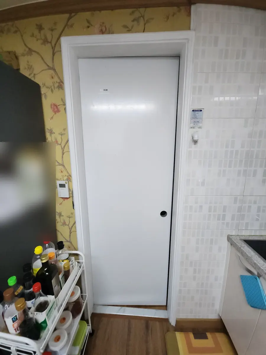 집 문 교체 — 주방 옆 문틀에 단 평평한 새 문짝