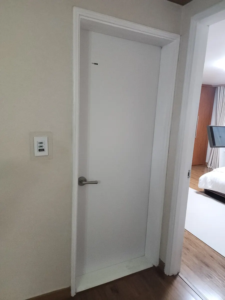 집 문 교체 — 손잡이까지 단 안방 쪽 새 문