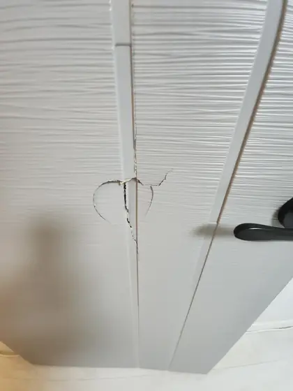 문 교체 — 깨져 갈라진 자리 가까이 보기
